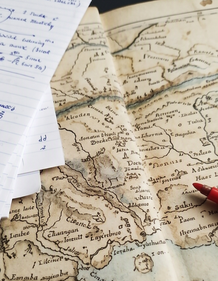 Mappa geografica antica con appunti manoscritti e penna, archivio di ricerca storica di Alhena Cronache