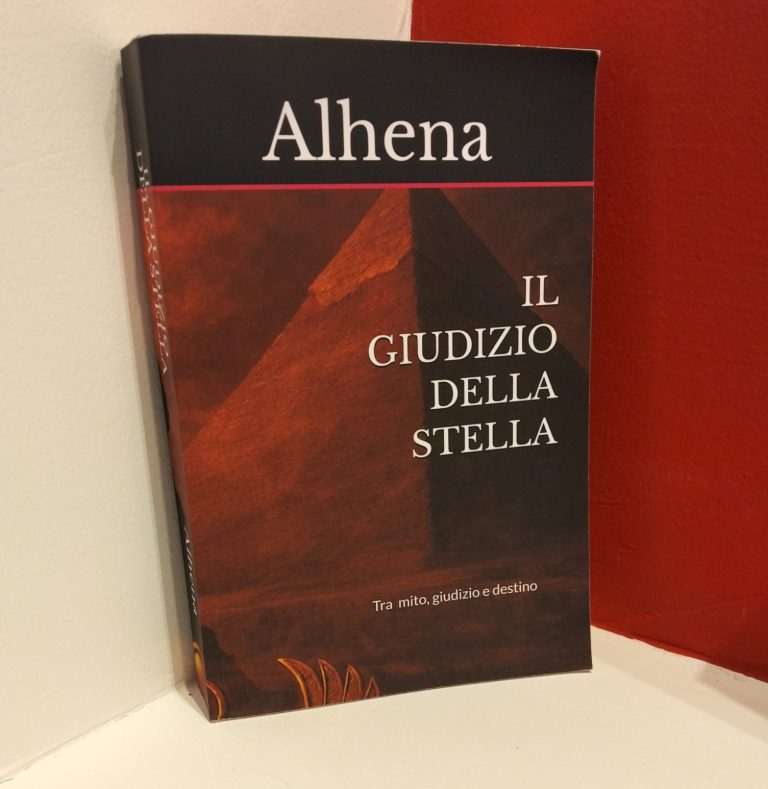Il Giudizio della Stella, romanzo storico di Alhena Copertina de Il Giudizio della Stella, romanzo storico di Alhena: una piramide su sfondo rosso scuro.